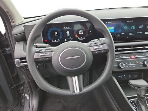 Used 2025 Hyundai Tucson SE image 12