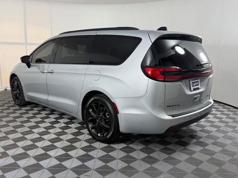 Used 2024 Chrysler Pacifica Limited w/ S Appearance Package image 8