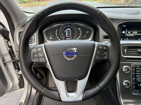 Used 2016 Volvo V60 T5 Cross Country Platinum image 14