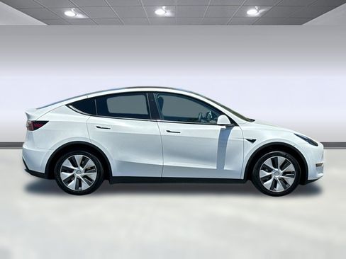 Used 2023 Tesla Model Y 2WD image 7