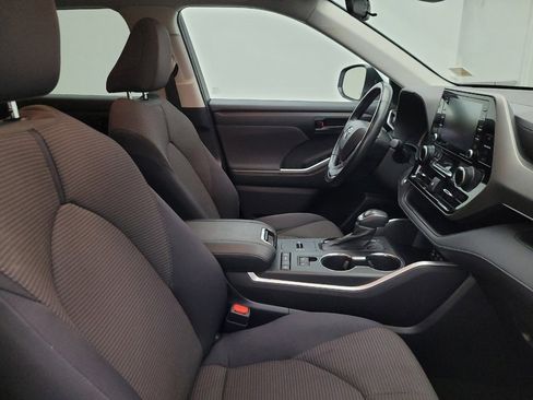 Used 2022 Toyota Highlander LE FWD image 21