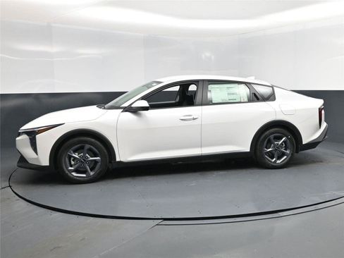 New 2025 Kia K4 LXS image 3