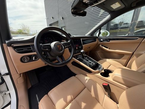 Certified 2023 Porsche Macan image 4