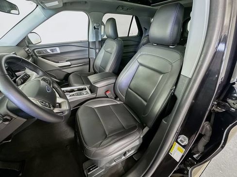 Used 2024 Ford Explorer XLT w/ Equipment Group 202A AWD/4WD image 31