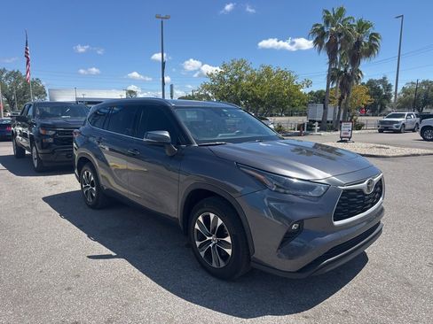 Used 2021 Toyota Highlander XLE FWD image 1