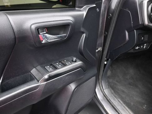 Used 2020 Toyota Tacoma TRD Off-Road AWD/4WD image 15