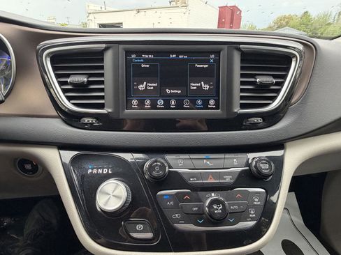Used 2018 Chrysler Pacifica Touring-L FWD image 20