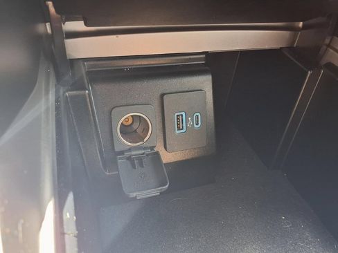 Used 2021 Ford Explorer XLT w/ Equipment Group 202A RWD image 12