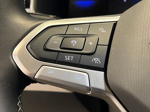 Certified 2025 Volkswagen Taos SE FWD image 20
