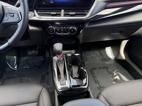 Used 2025 Chevrolet Trax RS w/ Sunroof Package FWD image 11