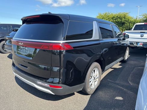 Used 2023 Kia Carnival LX FWD image 4