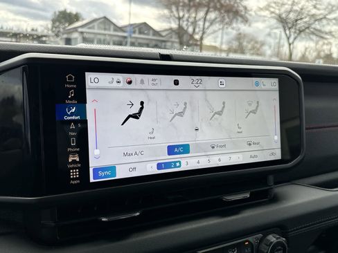 Used 2024 Jeep Gladiator Rubicon w/ Technology Group image 14