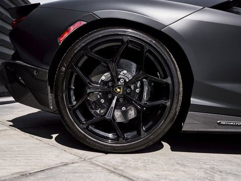 Used 2025 Lamborghini Revuelto image 30