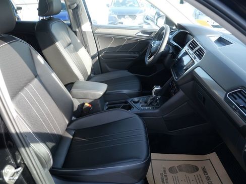Used 2022 Volkswagen Tiguan SE image 16