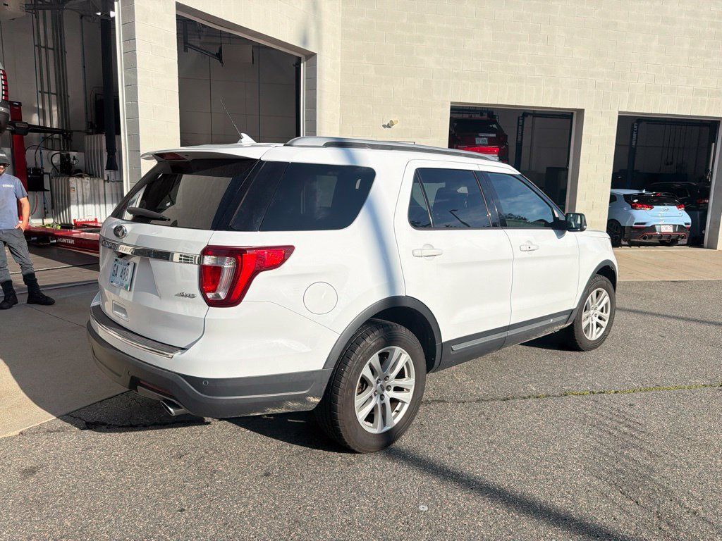 Used 2018 Ford Explorer XLT w/ Equipment Group 201A AWD/4WD image 4