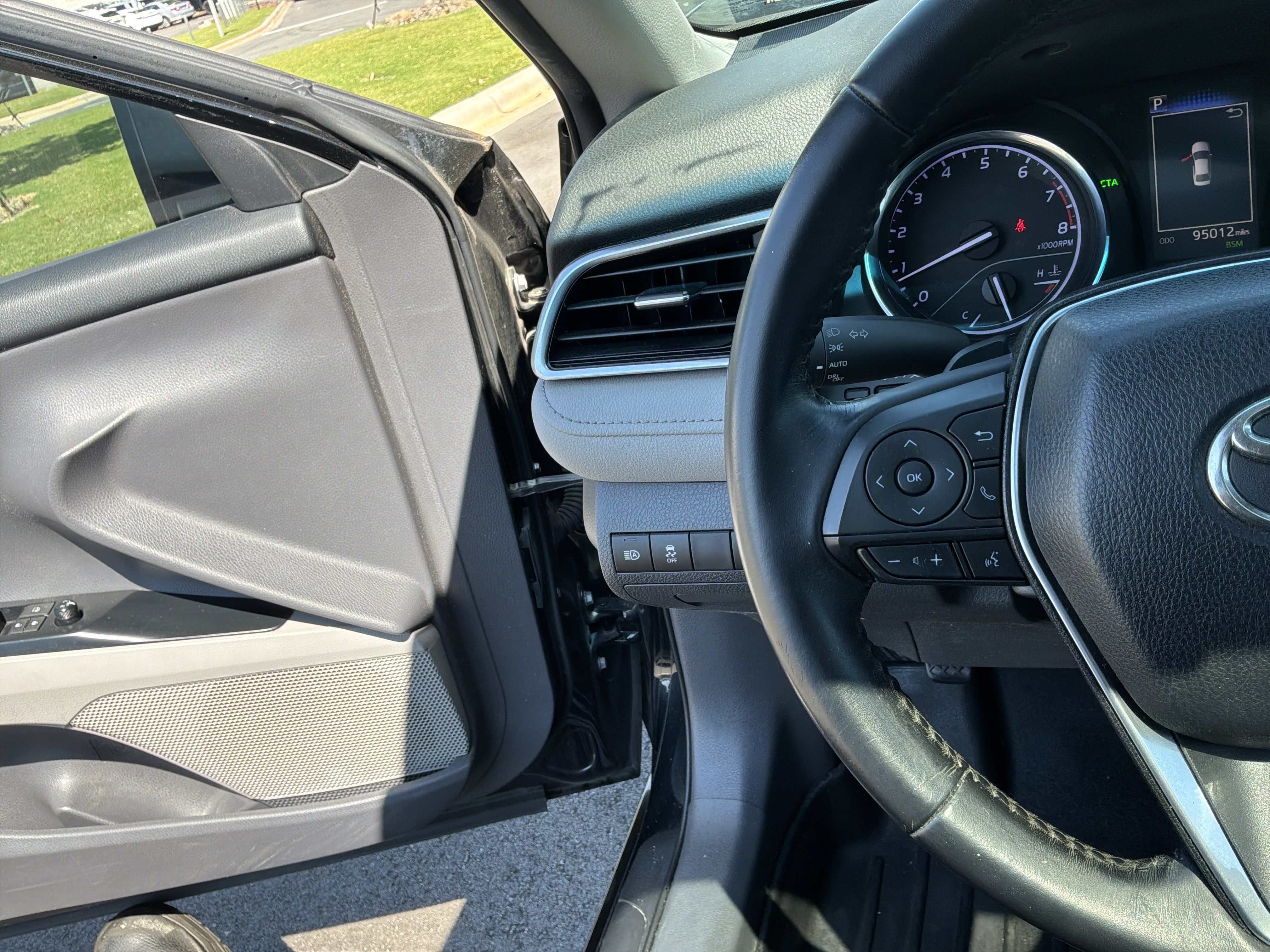 Used 2018 Toyota Camry SE w/ Moonroof Package FWD image 19