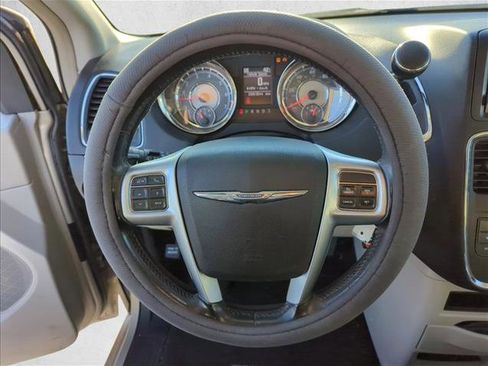 Used 2013 Chrysler Town & Country Touring image 12