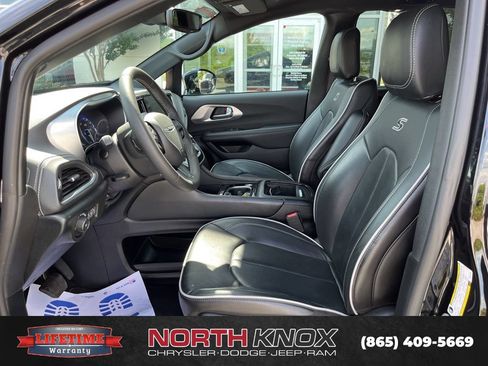 Used 2025 Chrysler Pacifica Limited FWD image 4