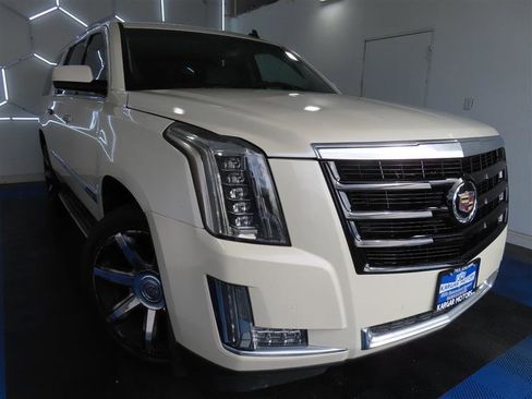 Used 2015 Cadillac Escalade ESV Luxury RWD image 2
