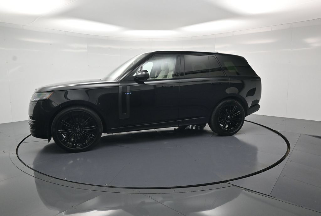 Used 2025 Land Rover Range Rover SE AWD/4WD image 2