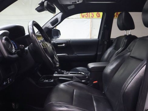 Used 2019 Toyota Tacoma TRD Sport image 16