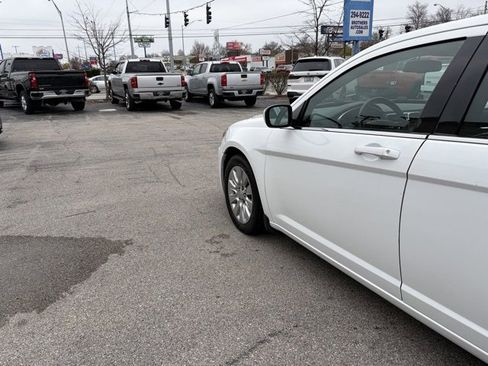Used 2014 Chrysler 200 LX image 4