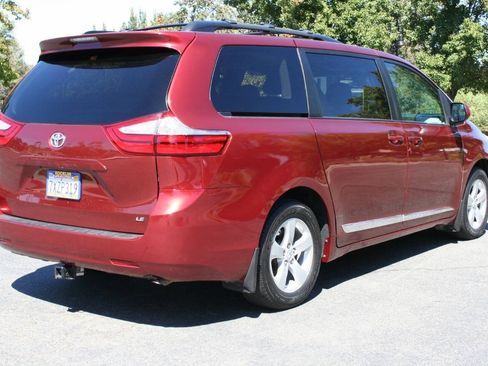Used 2017 Toyota Sienna LE w/ Protection Package FWD image 5