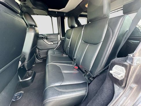 Used 2018 Jeep Wrangler Unlimited Sahara w/ Dual Top Group AWD/4WD image 22