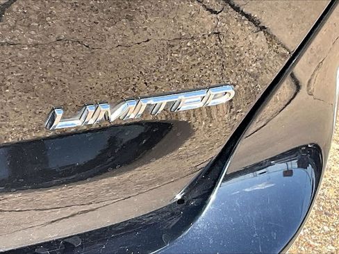 Used 2017 Chrysler Pacifica Limited FWD image 7