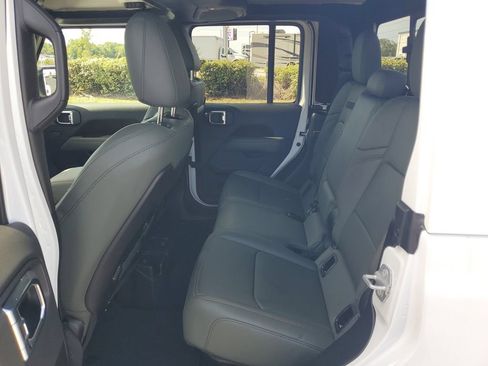 Used 2025 Jeep Gladiator Mojave AWD/4WD image 8