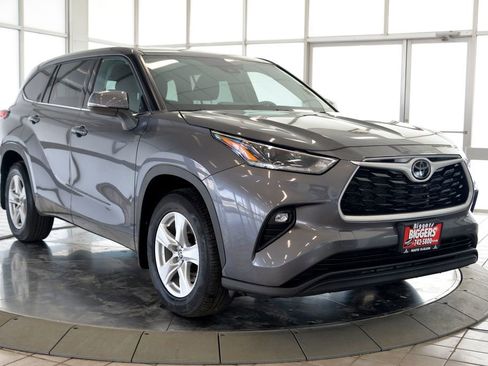 Used 2021 Toyota Highlander LE AWD/4WD image 2