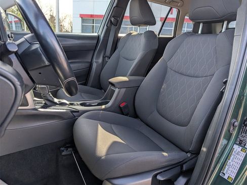 Used 2022 Toyota Corolla Cross LE image 12