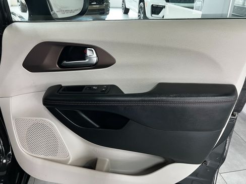 Used 2017 Chrysler Pacifica Touring FWD image 25