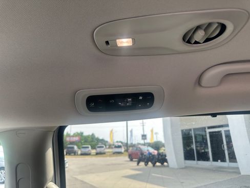 Used 2023 Chrysler Pacifica Touring-L FWD image 22