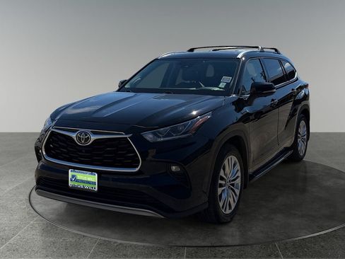 Used 2024 Toyota Highlander Platinum AWD/4WD image 3