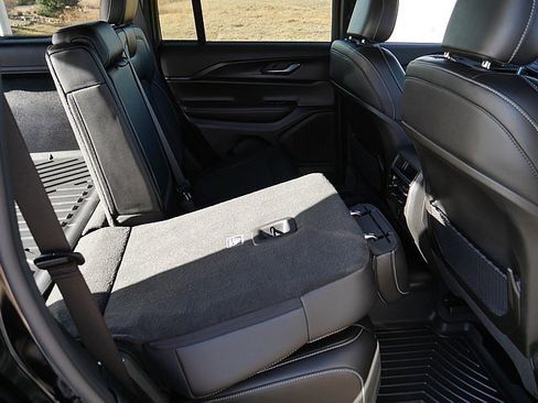 Used 2025 Jeep Grand Cherokee Altitude image 53