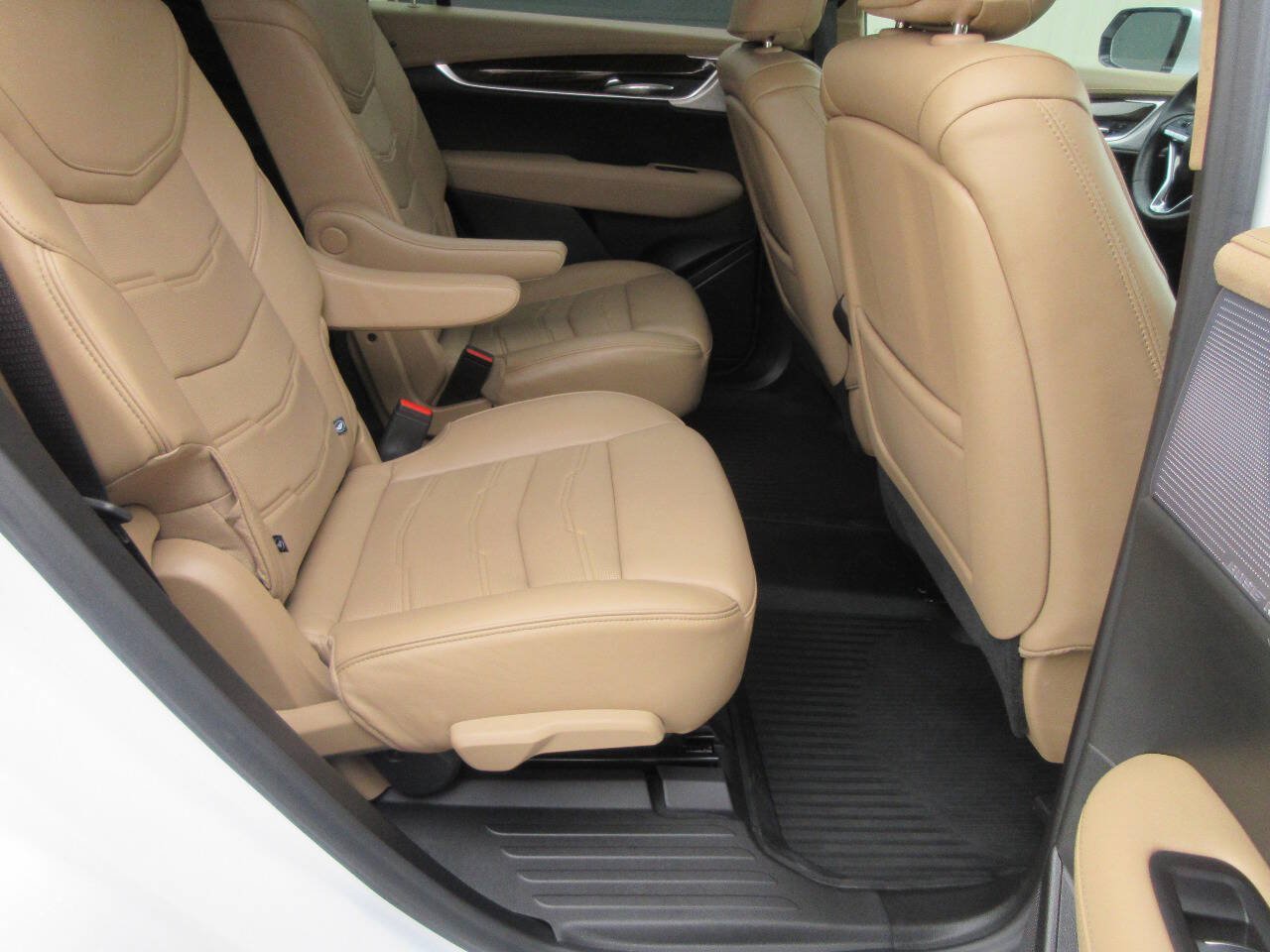 Used 2025 Cadillac XT6 Premium Luxury w/ Platinum Package FWD image 14