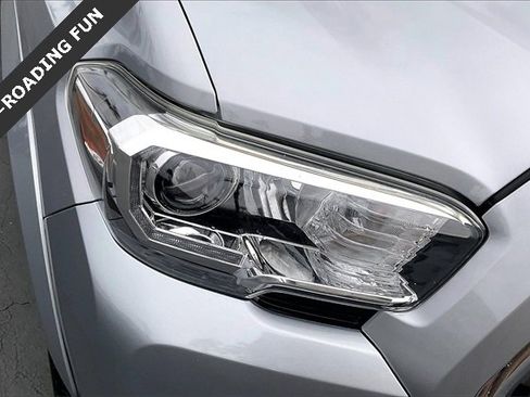 Used 2017 Toyota Tacoma TRD Sport image 27