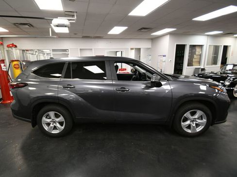 Certified 2024 Toyota Highlander LE image 8