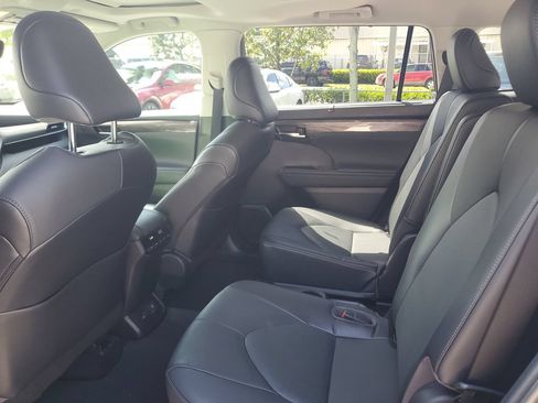 Used 2023 Toyota Highlander Limited FWD image 15