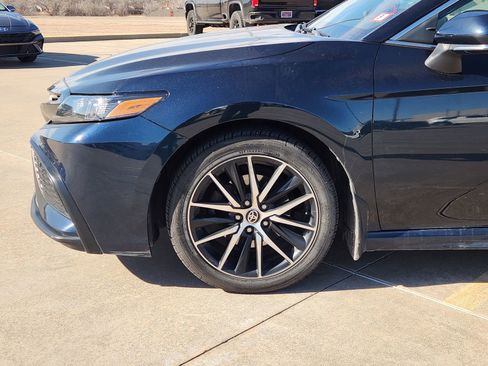 Used 2021 Toyota Camry SE w/ Cold Weather Package image 9