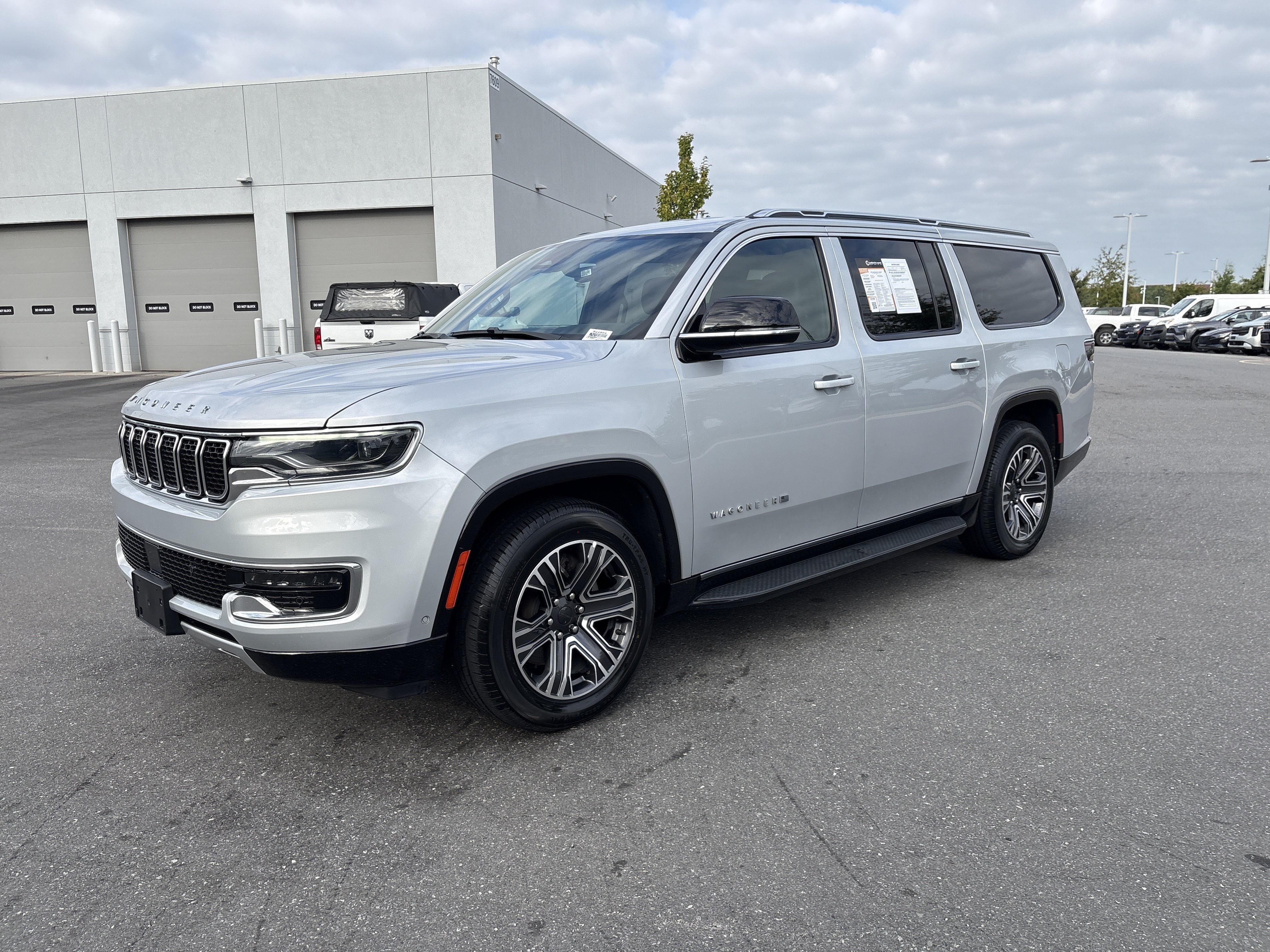 Used 2024 Jeep Wagoneer L Series II AWD/4WD image 5