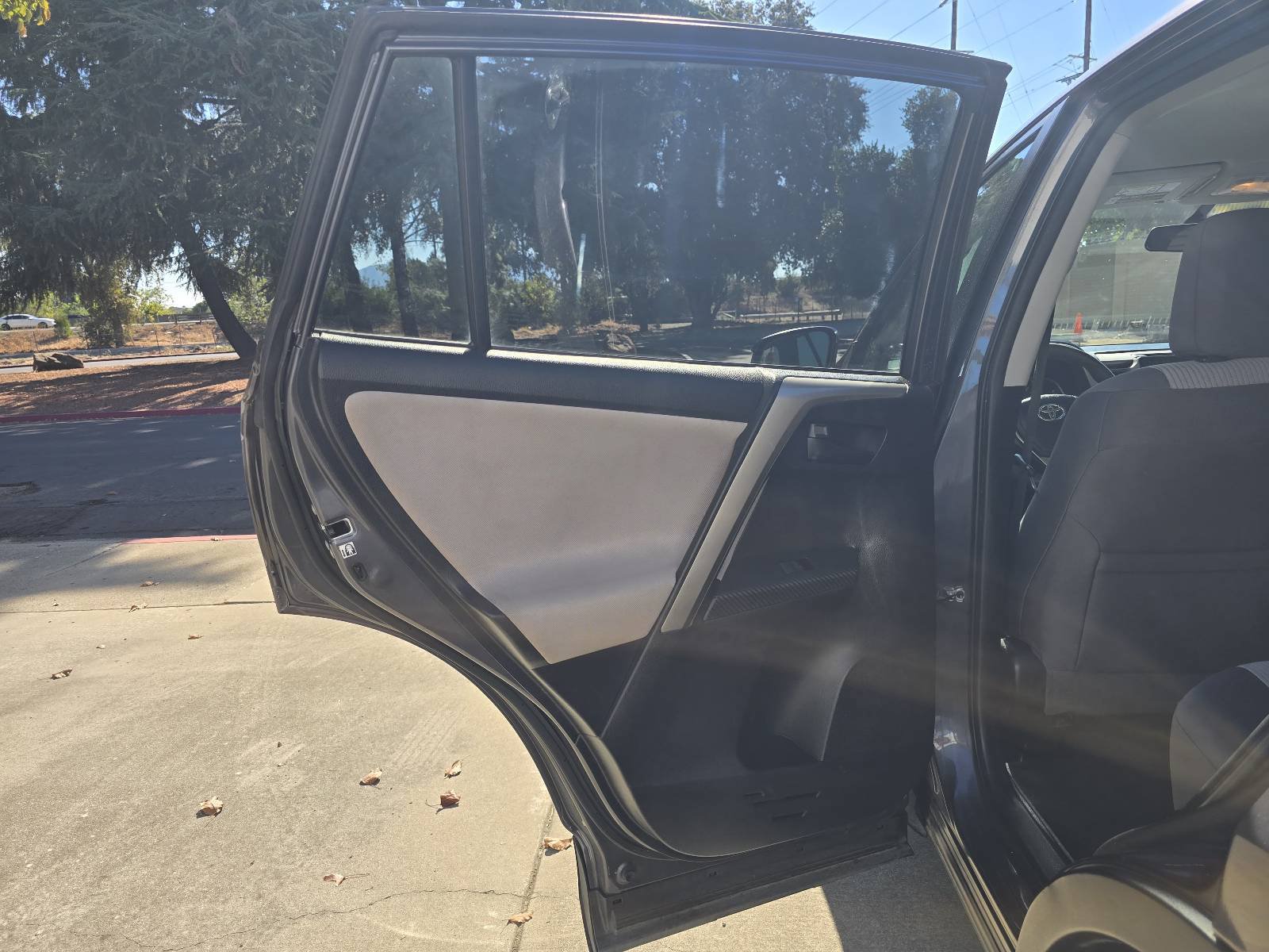 Used 2015 Toyota RAV4 LE FWD image 9