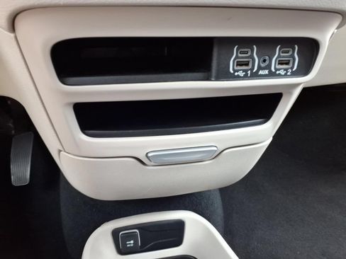 Used 2024 Chrysler Pacifica Touring-L FWD image 19