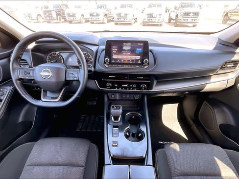Used 2025 Nissan Rogue SV image 15