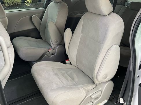 Used 2017 Toyota Sienna L image 15