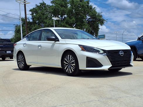 Used 2025 Nissan Altima 2.5 SV FWD image 3