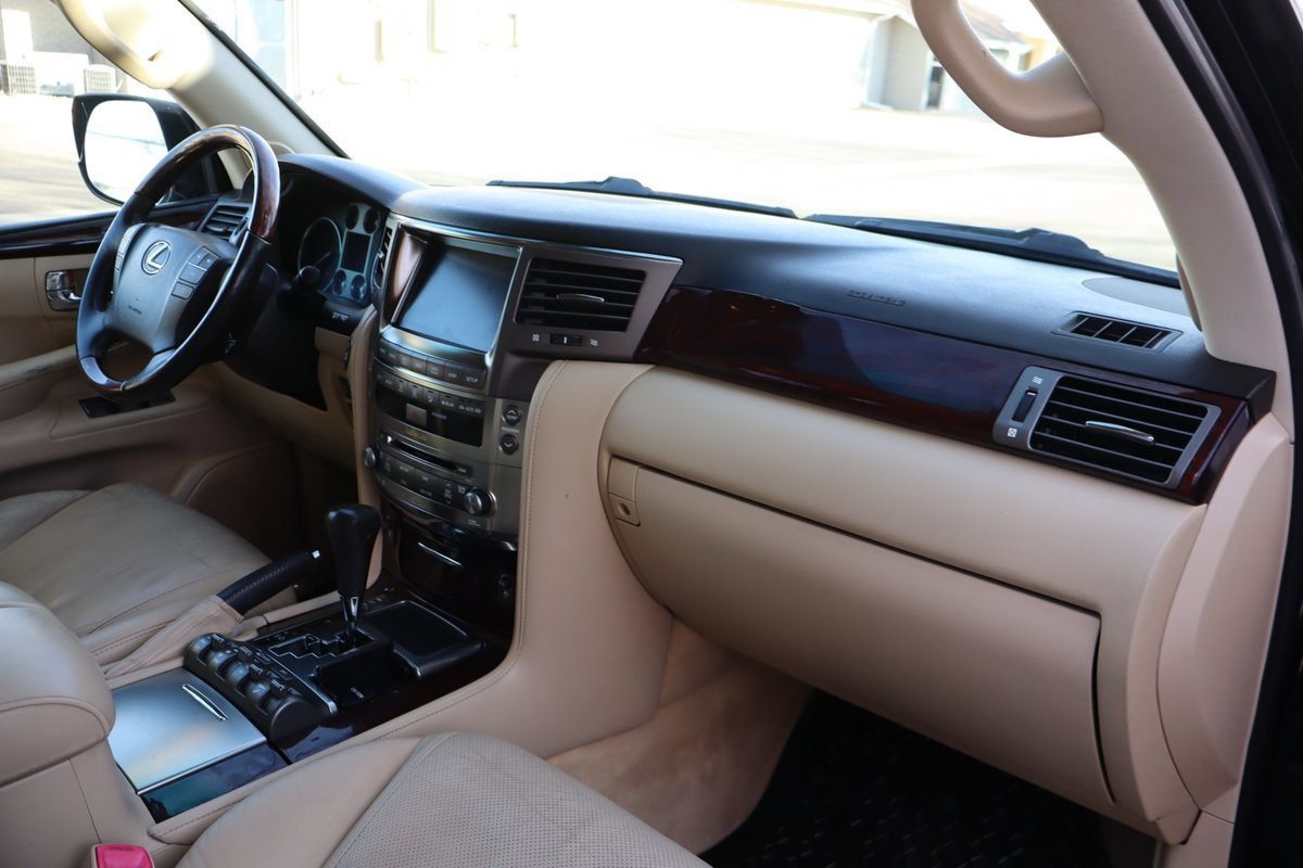 Used 2011 Lexus LX 570 4WD w/ Luxury Pkg image 17