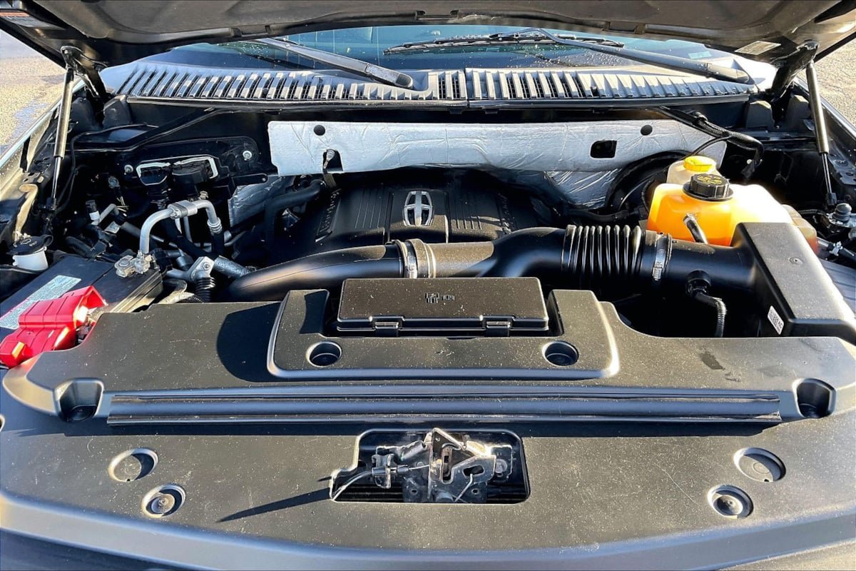 Used 2016 Lincoln Navigator Select RWD image 10
