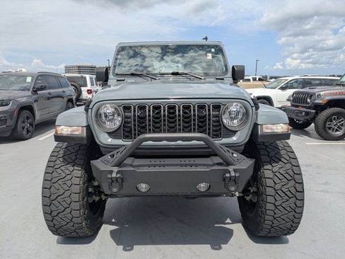Used 2024 Jeep Gladiator Sport AWD/4WD image 8